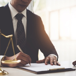 Man in pak tekent document