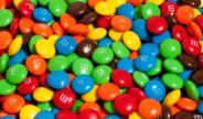 M&M zet kinderen aan tot gokken