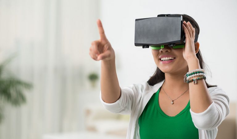vrouw met vr bril