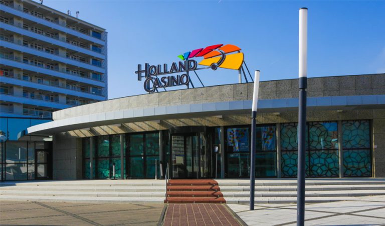 voorkant van holland casino-vestiging Zandvoort op een zonnige dag