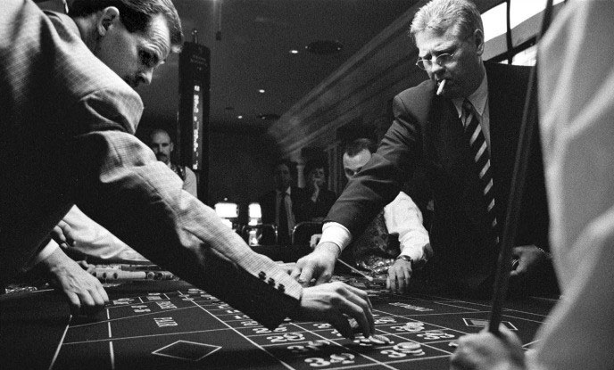 twee mannen plaatsen inzet op roulettetafel van eerste casino van nederland in zandvoort