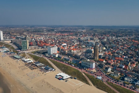 Het strand van zandvoort gezien vanuit de lucht
