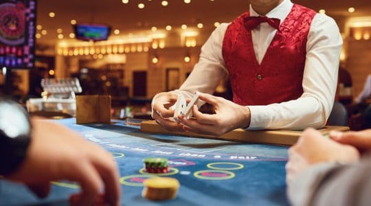 De croupier deelt de kaarten