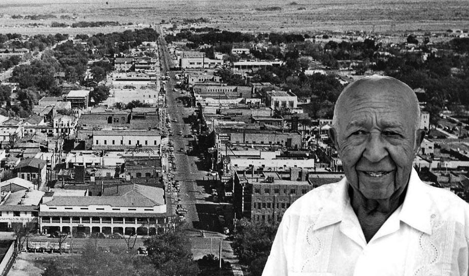 foto van clarence ray met stad op de achtergrond