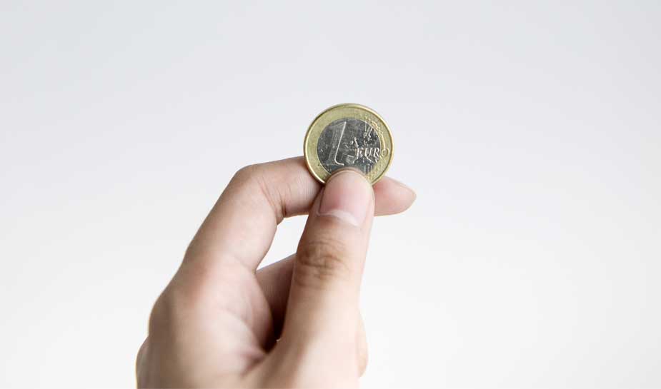 hand met een één-euromunt