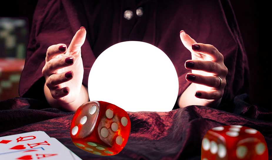 waarzegster met lichtgevende glazen bol, dobbelstenen en speelkaarten