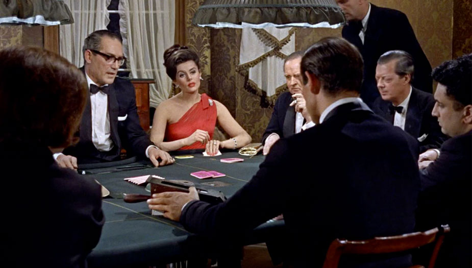 james bond aan een baccarat tafel