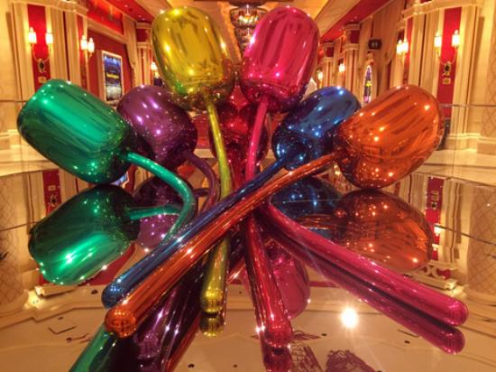 KUnst in casino's - tulpen van Jeff Koons