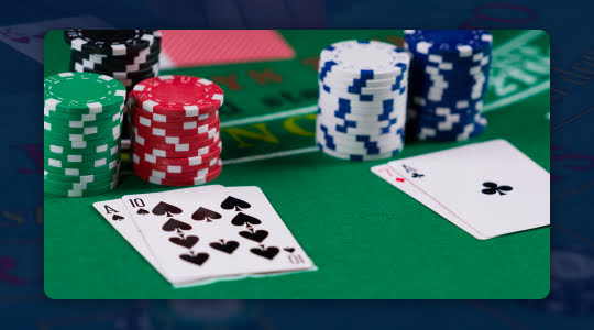 Speelkaarten met inzet op goktafel