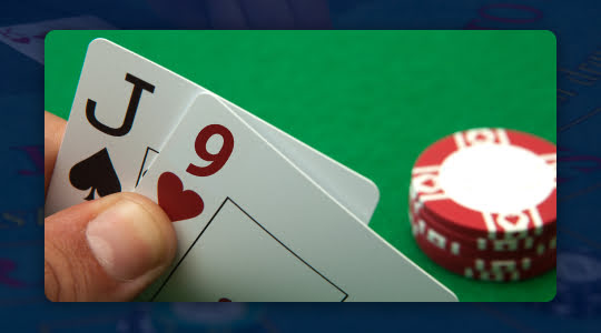 Speelkaarten hand met casinofiches