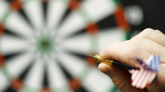 dartpijl en darttbord