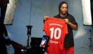 Ronaldinho komt in actie tijdens de ‘Circus Cup’