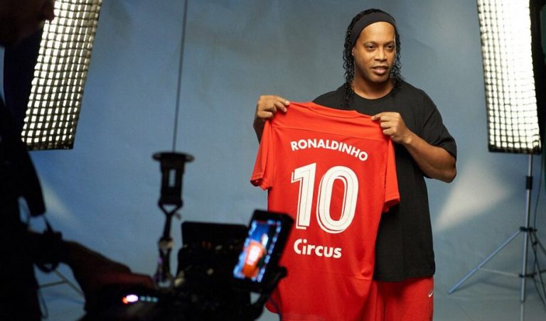 Ronaldinho komt in actie tijdens de ‘Circus Cup’ logo