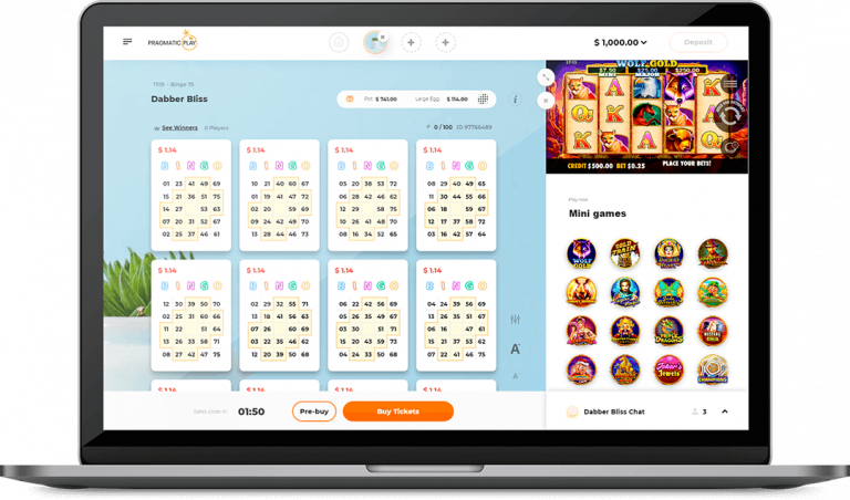 De kansspelaanbieder Bet365 is een nieuwe samenwerking aangegaan met Pragmatic Play. Het Engelse online casino zal voortaan namelijk ook de bingospellen van de bekende spelprovider gaan aanbieden. De bingospellen zijn vooralsnog alleen beschikbaar voor spelers uit het Verenigd Koninkrijk, maar verschijnen binnenkort ook in andere landen. Het zal dus niet lang duren voordat ook de Nederlandse spelers gebruik kunnen maken van het professionele bingoplatform van Pragmatic Play. Traditionele en innoverende bingo varianten De Engelse spelers kunnen momenteel al diverse varianten van Pragmatic Play Bingo spelen. Het gaat dan onder andere om de traditionele varianten, zoals 90 ballen bingo en 75 ballen bingo. Echter kan de liefhebber ook splinternieuwe versies uitproberen, waaronder Diamond Dazzle Bingo. Als extraatje maken alle deelnemers kans op een extra hoge prijs, genaamd de Drop Pots. Claire McDaid, VP van Pragmatic Play Bingo, is zeer te spreken over de nieuwe samenwerking. “Samenwerken met een krachtpatser als Bet365 is een belangrijke mijlpaal in de groei van onze bingo activiteiten. Nu we zowel online gokkasten als bingo leveren aan één van de meest gerenommeerde namen in de branche zal dit een impuls geven aan onze reputatie als multifunctionele spelontwikkelaar. De mogelijkheid om onze games aan een groot aantal nieuwe spelers te presenteren is een ongelooflijke boost voor onze wereldwijde groeiambities en we kunnen niet blijer zijn.” Bingo spelen in Nederland Bet365 is de grootste kansspelaanbieder ter wereld en mag legaal kansspelen aanbieden in Nederland. Het is voor de spelers echter nog even wachten op het bingoplatform. De liefhebber van het bekende kansspel kan wel terecht bij het Holland Casino Online, dat direct in oktober 2021 een eigen bingoplatform heeft gelanceerd. De speler heeft bij het staatscasino de keuze uit een vijftal bingovarianten.