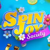 De titel van SpinJoy Society lijkt te wijzen op een club voor liefhebbers van slots en eigenlijk zien we dat ook wel terug in de vormgeving. Tegen een paarse achtergrond komen allerlei bekende symbolen voorbij, waardoor het spel een soort ode aan klassieke gokkasten lijkt.