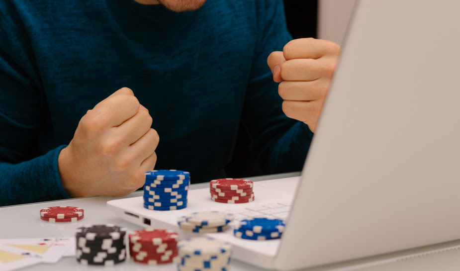 Een 43-jarige man uit Steenwijk eist vergokte geld via goksites uit Malta terug